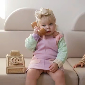 Téléphone jouet pour enfants en rotin naturel. Fabriqué au Vietnam, un jouet sûr pour les bébés. - Product Image 6