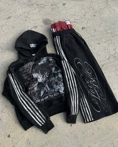 ชุดวอร์มมีฮู้ดสีดำสำหรับผู้ชาย ชุดเซ็ตโอเวอร์ไซส์ สตรีทแวร์ เสื้อสเวตเชิ้ต กางเกงขายาว พิมพ์ลายกราฟิก พร้อมแถบสีขาว เหมาะสำหรับใส่ในฤดูใบไม้ร่วง - Product Image 1