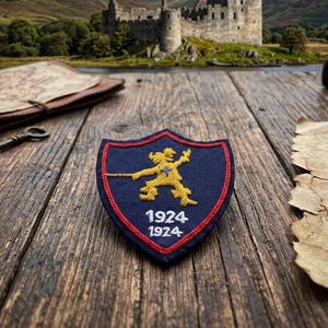 Parche bordado con forma de escudo con hilo de oro y texto 1924 sobre fondo azul oscuro, borde rojo, insignia para coser. - Product Image 6