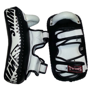 Bouclier de frappe incurvé en cuir durable pour entraînement de coupes au pied, coaching, pratique, séances de fitness et utilisation en salle de sport - Product Image 1