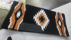 Tapis de selle équestre en cuir et laine de Nouvelle-Zélande Sufi International, marron et blanc, motif géométrique losanges, léger et durable - Product Image 2