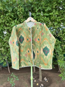 Veste en velours matelassé imprimé en coton de qualité supérieure pour femmes |   Vêtements d'extérieur floraux artisanaux faits à la main |   Boutique de mode de luxe - Product Image 6