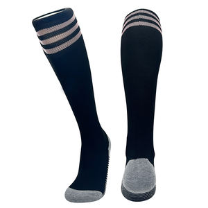 Vente en gros de chaussettes de sport pour jeunes avec logo personnalisé, chaussettes de performance pour le football, le soccer et la course à pied - Product Image 1