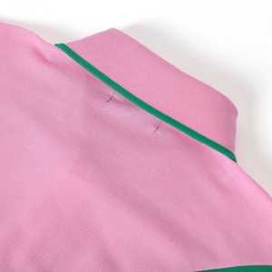 Camisa Casual Premium Rosa para Mujer, con Bordado de Letras Griegas, Cuello Clásico, Manga Corta, 100% Algodón, Cómoda - Product Image 4