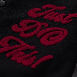 Veste universitaire noire pour homme avec broderie de crâne rouge, style streetwear, col rabattu, coupe classique, pour l'automne - Product Image 4