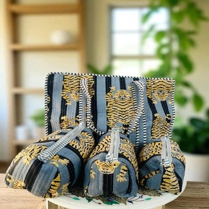 Conjunto de 4 Bolsas de Mano Acolchadas Ligeras con Estampado Floral Bordado y Diseño de Letras y Dibujos Animados - Product Image 1