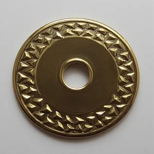 Pomo de Puerta Moderno con Placa Trasera de Latón Grabada Decorativa Antigua, Detalle Elegante, Construcción Duradera para Dormitorio y Sala de Estar - Product Image 1