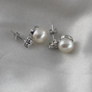 Boucles d'oreilles en perles d'eau douce de 8 à 9 mm pour femmes avec incrustation de zircon à 3 étages tendance, accessoires en verre trempé - Product Image 1