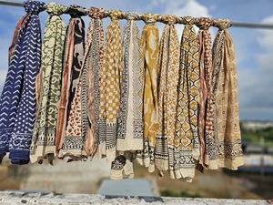Paréo de plage en coton imprimé à la main indien avec bordure Zari, fait main, grande taille, pour la plage et les centres de villégiature, vente en gros - Product Image 6