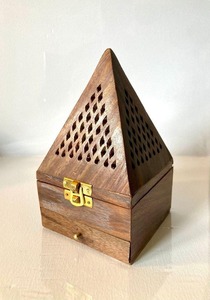 Brûleur d'encens en bois de santal fait main avec tiroir et couvercle perforé pour une utilisation aromatique toute l'année - Product Image 2