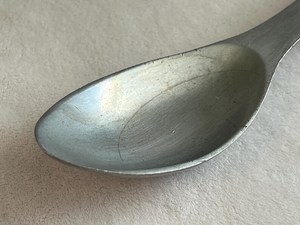 Cuillère de service vintage en métal, grande, contemporaine, moderne, usée - Product Image 4