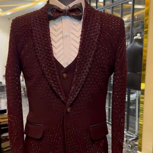 Conjunto de Blazer Bordado Color Borgoña para Hombre con Chaleco y Corbata de Moño – Traje de Diseñador para Bodas y Eventos Formales - Product Image 1