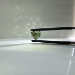 Diamante cultivado en laboratorio de 1.3 quilates, color verde intenso, forma de corazón, VS1, certificado por IGI, piedra central suelta para joyería personalizada. - Product Image 2