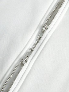 Survêtement conçu pour un port facile avec un tissu doux et respirant, une coupe confortable et un style minimaliste, parfait pour un usage quotidien et les voyages. - Product Image 6