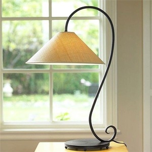 Lámpara de Mesa Aurora Bell de Metal con Base de Hierro Dorado Cepillado y Pantalla de Tela Negra, Iluminación Ambiental Suave para Interiores de Lujo - Product Image 4