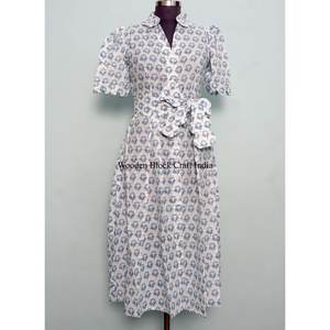 Vestido midi floral de algodón 100% ecológico para mujer, estilo Kangura, cuello en V, manga corta, decoración con botones, lavable. - Product Image 1