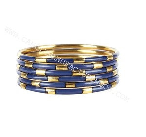 Conjunto de brazaletes étnicos de resina y latón color crema dorado, hechos a mano para mujer, joyería para fiestas. - Product Image 3