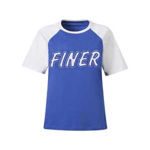 Camiseta Zeta Phi Beta de Manga Raglán Azul y Blanca con Bordado de Letras Griegas en Chenilla para Mujer, Corte Elegante - Product Image 1