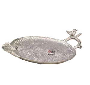 Nouveau plateau de service en aluminium métallique finition argentée décoratif avec poignée à motif d'oiseau pour hôtel, restaurant et bar - Product Image 1