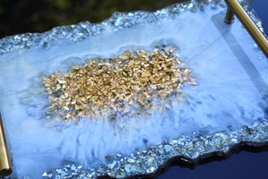 ถาดเรซิ่นสีขาวมุกทำมือ: ประดับเกล็ดทองแบบจีโอด ขอบแก้ว - Product Image 2
