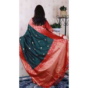 Sari en soie Banarasi vert Elite Weaves avec un motif unique en Zari ondulé, vêtement indien/pakistanaise doux, 650g - Product Image 3