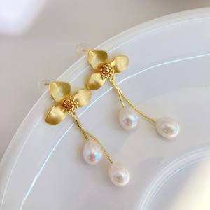 Boucles d'oreilles rétro en forme de fleur à trois feuilles givrée, rubis, cloche d'orchidée, longues pendantes, mode, gouttelettes d'eau douce, perles de millet, bijoux - Product Image 2