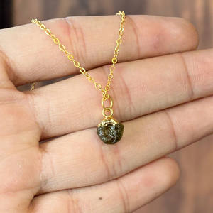 Collier en Moldavite Naturelle |   Collier en pierres précieuses électroplaquées sur chaîne plaquée or, bijoux de guérison, cadeaux pour petite amie - Product Image 2