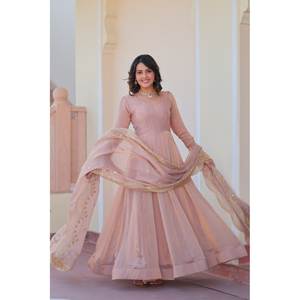 Vestido de Diseñador con Corte en A, con Lentejuelas Multicolores y Bordados - Product Image 4