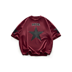Fabricant de maillots de football américain sur mesure en bordeaux épais, imprimé étoile noire, haut oversize pour homme, streetwear en gros - Product Image 2