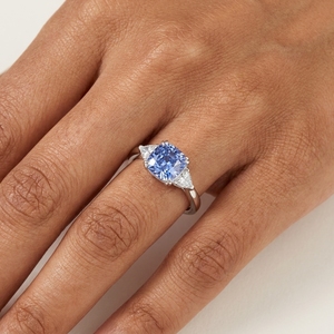Bague de fiançailles classique pour femme avec diamant de laboratoire taille coussin, en platine PT950, saphir bleu central certifié IGI - Product Image 1