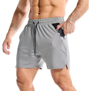 Detalles reflectantes para mayor seguridad en condiciones de poca luz. Forro antideslizante en el interior de la cintura que evita que se suba a la ropa. Pantalones cortos deportivos de ajuste atlético para gimnasio. - Product Image 1