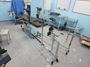 Table d'opération orthopédique à bras en C hydraulique avec fixation de traction, table chirurgicale translucide radio pour la chirurgie orthopédique - Product Image 5