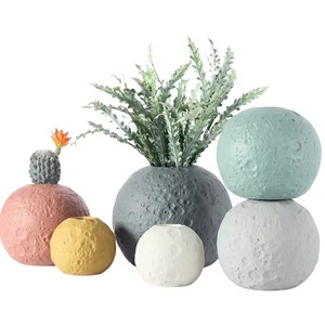 Jarrón de Cerámica de Estilo Nórdico para Hogares Modernos, Jarrón de Cerámica Artístico Hecho a Mano, Centro de Mesa con Forma Personalizada - Product Image 1