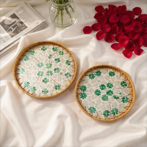Preciosa bandeja redonda de ratán con diseño de trébol de cuatro hojas verde, plato decorativo para cena o café, venta al por mayor. - Product Image 1