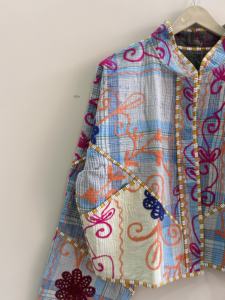 Veste courte pour femme, style bohème, en tissu kantha brodé à la main, style indien. - Product Image 3