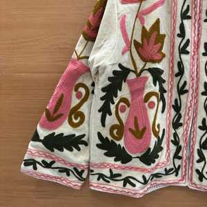 Chaqueta de Terciopelo Suzani con Bordado Floral, Combinando Textura Lujosa con Colores Intensos, Estilo Bohemio, Abrigo para Mujer, Ropa de Invierno, Blazer - Product Image 4