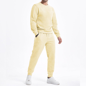 Ensemble de survêtement 2 pièces jaune beurre pour homme – Veste zippée à col rabattable et pantalon de survêtement à cordon de serrage – Décontracté - Product Image 1