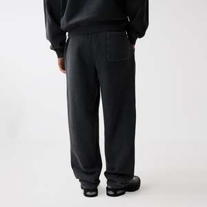 Ensemble de survêtement surdimensionné pour homme, comprenant un sweat à capuche ample et un pantalon de survêtement, en coton épais 100% avec logo personnalisé et effet délavé. - Product Image 6