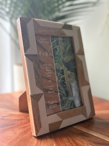 Cadre photo en bois et résine fait main 4x6 pouces, vertical, pour table, fabriqué à Guam - Product Image 2