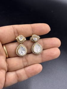 Boucles d'oreilles clous rondes plaquées or 18 carats pour femmes, design goutte d'eau serti clos, pour occasions de mariage, par Amaira Jewels - Product Image 1
