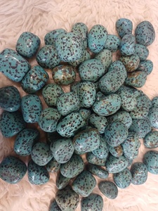 Piedra de jaspe dalmático azul pulida con patrones de manchas distintivos, superficie lisa y forma redondeada para uso mineral. - Product Image 5