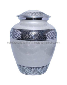 Urnas Funerarias Decorativas de Latón de Alta Calidad, Hechas a Mano, para Hombres y Mujeres - Product Image 1