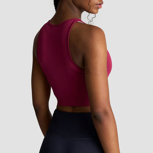 Top corto de tirantes para mujer, con cuello en V profundo, de material acanalado, ajuste ceñido al cuerpo, estilo jersey, para gimnasio, fitness y deportes, liso y personalizable. - Product Image 5
