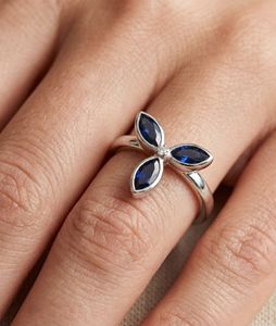 Anillo con Zafiro Azul y Diamantes Redondos Engastados en Plata de Ley 925 con Baño de Rodio, Joyería de Lujo - Product Image 6