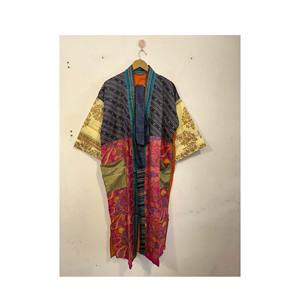 Robe kimono en soie de sari recyclée faite à la main, confortable, patchwork, paréo de plage, peignoir, imprimé floral, pour l'été et le printemps - Product Image 1