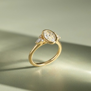 Anillo de compromiso de diamante cultivado en laboratorio, corte ovalado, oro macizo de 14k, con halo y banda pavé, certificado IGI, moderno. - Product Image 3