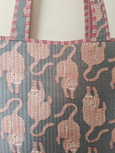 Sac à bandoulière matelassé pour ordinateur portable Shree Balajee modèle T-1 à imprimé tigre avec volants, fabriqué en Inde pour femmes - Product Image 2