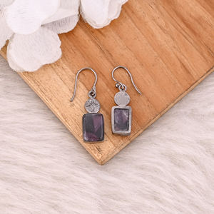 ต่างหูพลอยอเมทิสต์ธรรมชาติ ตัวเรือนทองเหลืองชุบโรเดียมดำ งานฝีมือทันสมัยรักษ์โลก เหมาะเป็นของขวัญงานแต่งงาน งานปาร์ตี้ - Product Image 4