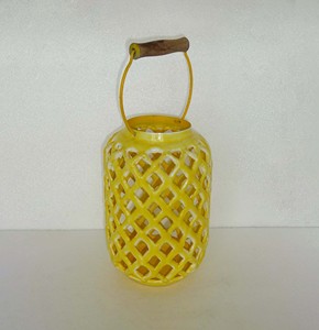 Lanterne à bougie en métal jaune, forme ovale, motif ajouré en treillis, poignée en bois, décoration de centre de table - Product Image 1