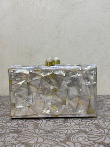 Pochette en nacre |   Minaudière artisanale en coquille blanche |   Sac à main de luxe pour femme, idéal pour les mariages, les occasions décontractées et les soirées - Product Image 6